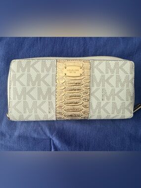 Michael Kors Outlet White and Gold Signature Zip Wallet